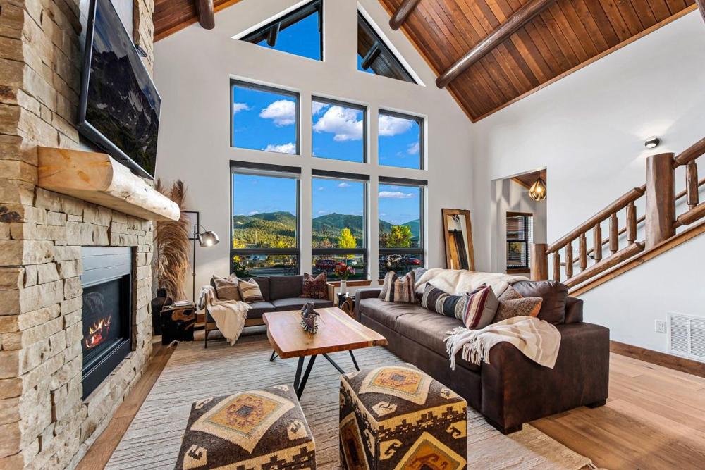 New Log cabin, The Bears Den - 2 bedrooms, loft, 2.5 bath, jacuzzi & Fireplace